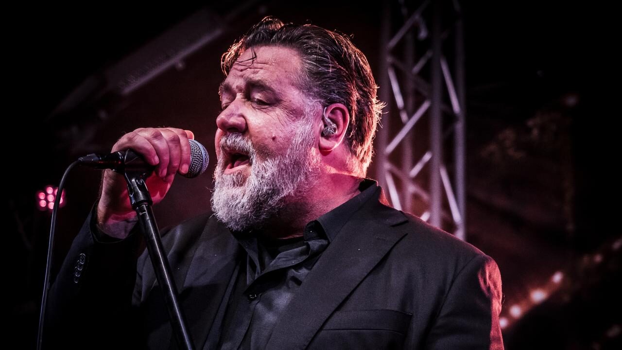 Russell Crowe in concerto a Bologna: il ricavato andrà all’Emilia Romagna