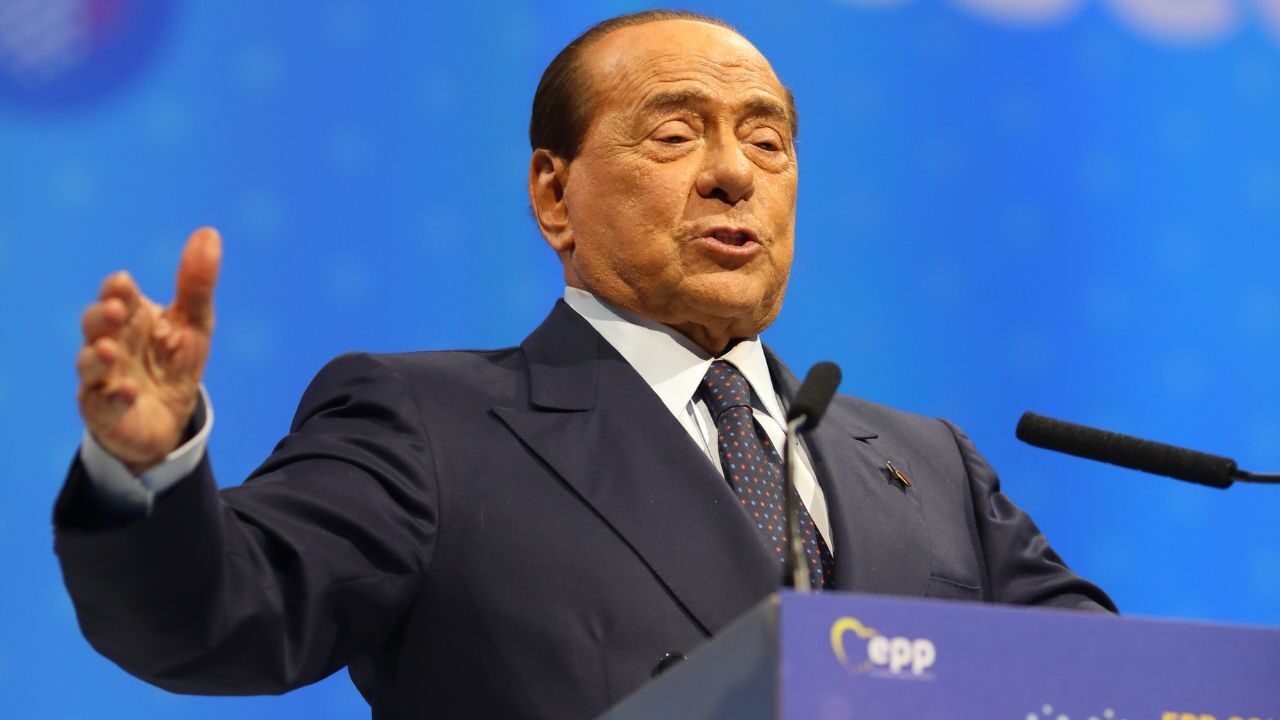 Silvio Berlusconi e quell’ultima foto in un bar di Milano 2: sul volto del Cavaliere i segni della fine imminente