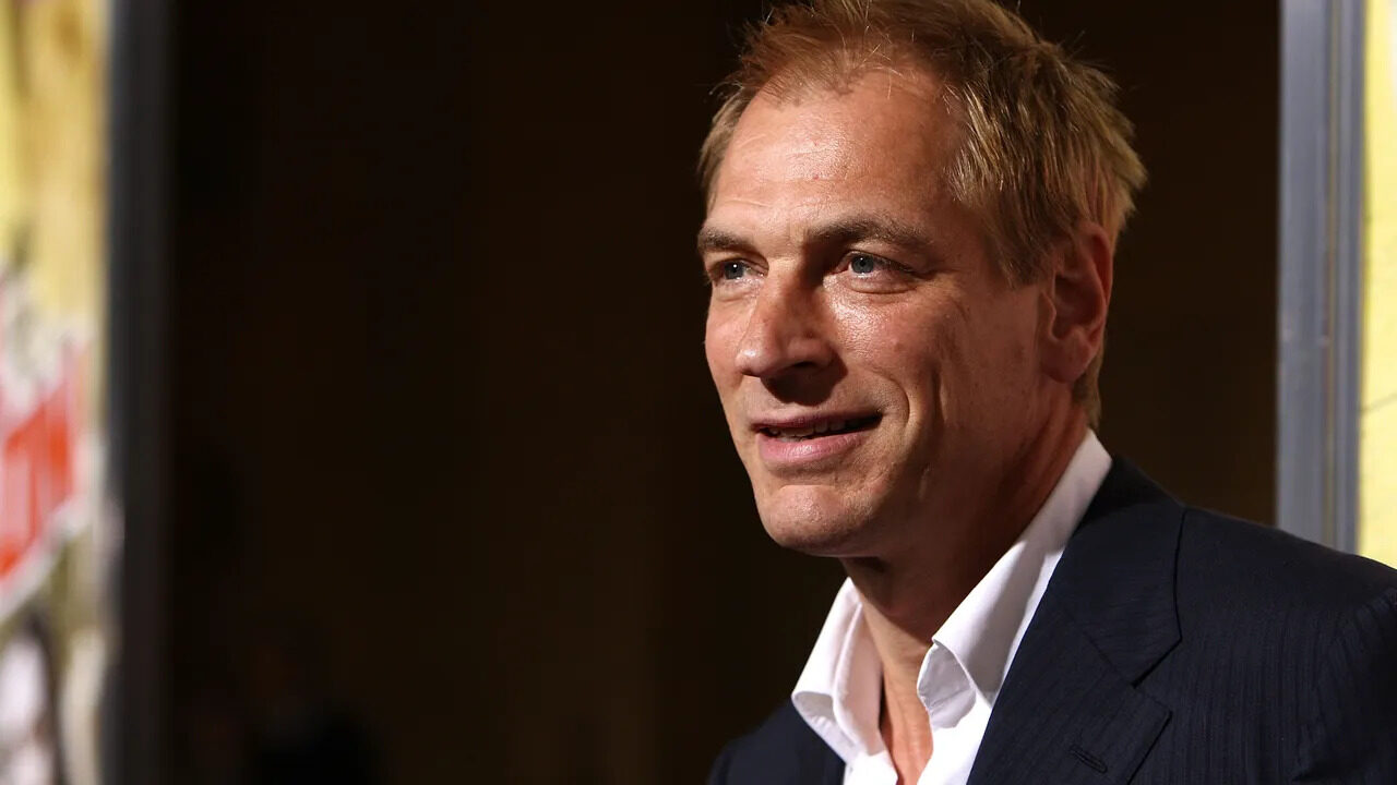 Julian Sands: tutte le tappe della sua tragica scomparsa, da quella maledetta escursione al ritrovamento dei suoi resti