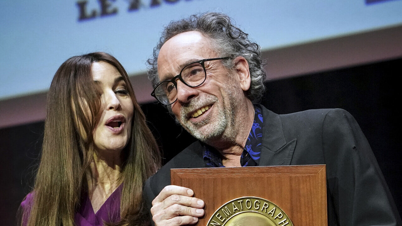 Monica Bellucci conferma la relazione con Tim Burton: “Lo amo”