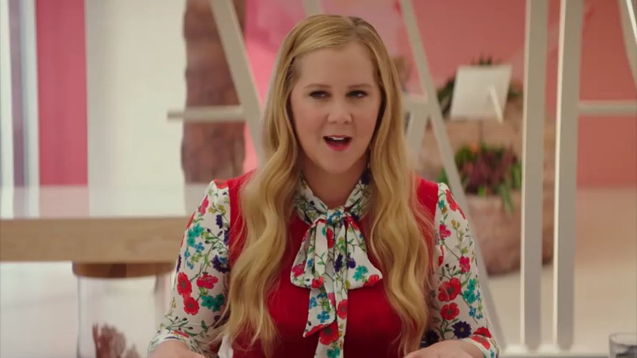 Amy Schumer dimentica Barbie e se la prende con Oppenheimer: “il ruolo di Emily Blunt doveva essere mio”