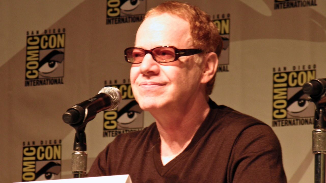 Danny Elfman accusato di molestie: nei guai il compositore di Tim Burton e Spider-Man