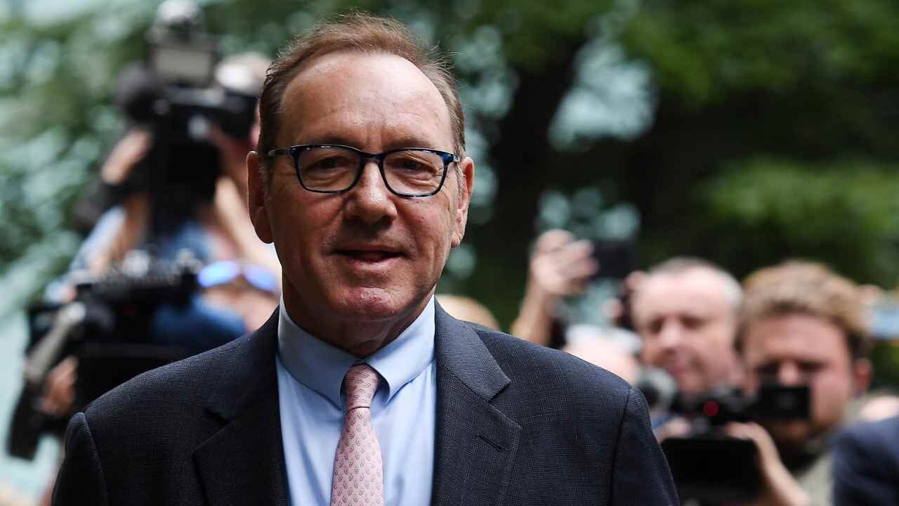 Kevin Spacey in lacrime: assolto a Londra da tutte le accuse di violenza sessuale