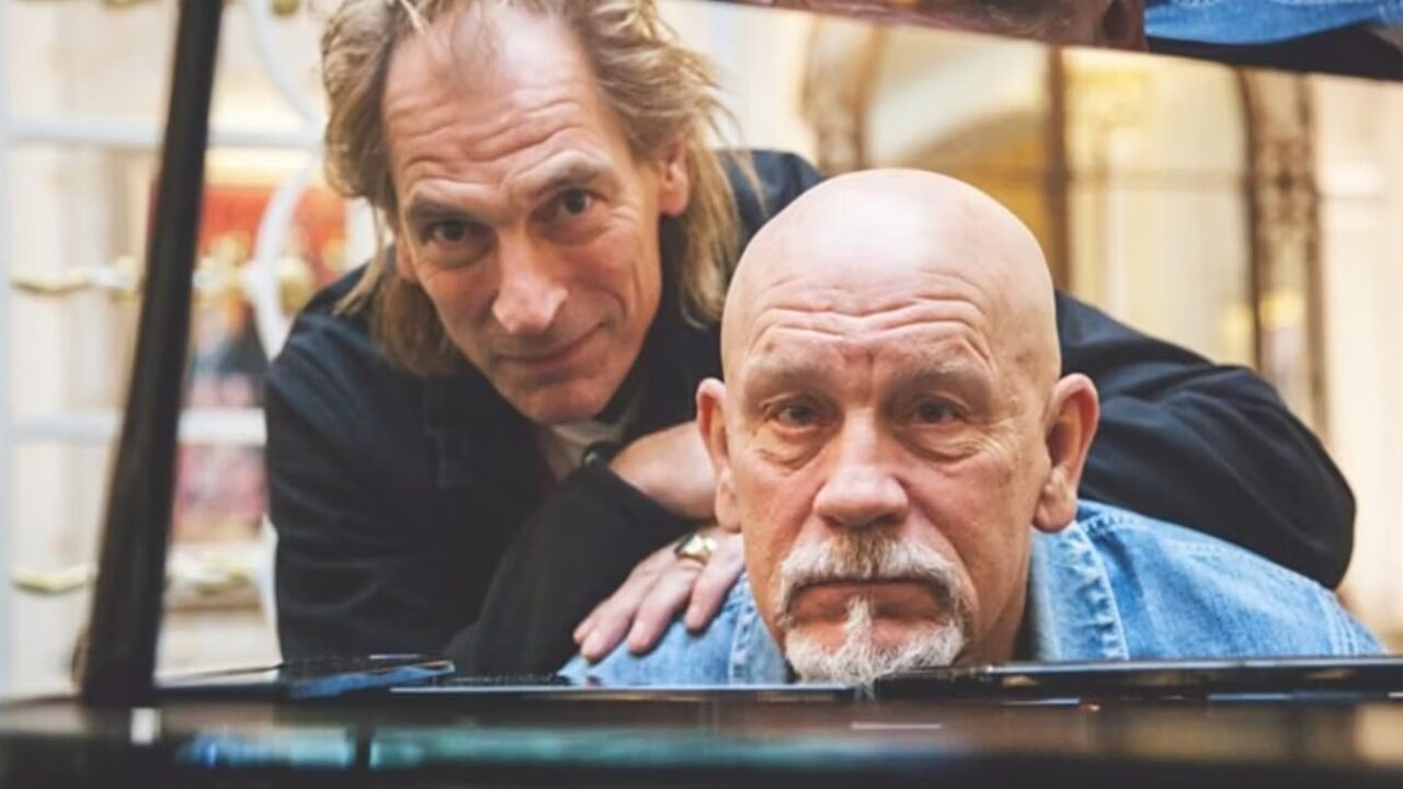 Julian Sands, l’emozionante ricordo di John Malkovich: “Mi mancherà ogni giorno della mia vita”