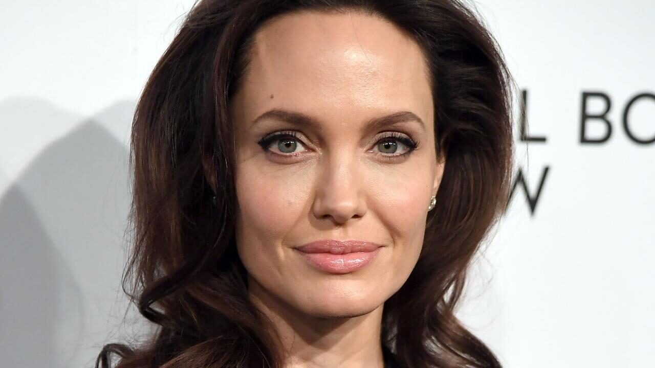 Angelina Jolie e il tatuaggio misterioso all’interno dei diti medi: un messaggio per Brad Pitt? [FOTO]