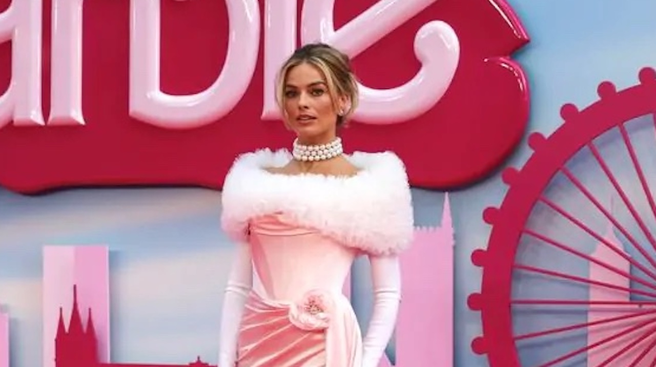 Margot Robbie e i look ispirati a Barbie: i 10 vestiti più belli indossati durante il tour