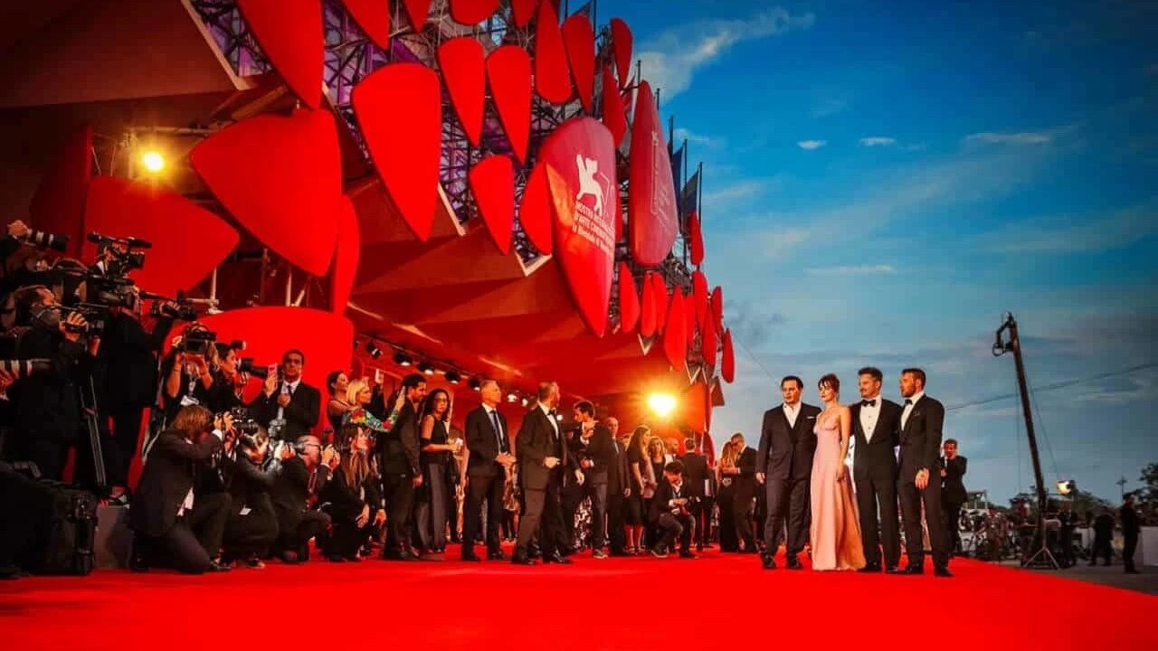 Venezia 2023: tutti gli ospiti e i grandi assenti sul red carpet del Lido