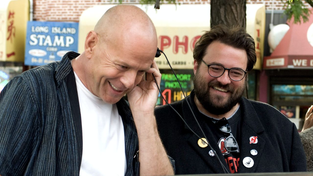 Poliziotti fuori Bruce Willis e Kevin Smith - Cinematographe.it