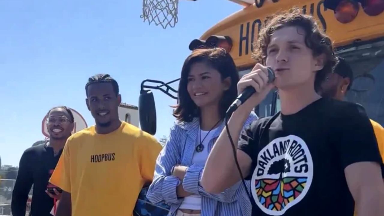 Zendaya e Tom Holland a sorpresa visitano delle scuole ad Oakland e giocano con i ragazzi a basket [VIDEO]