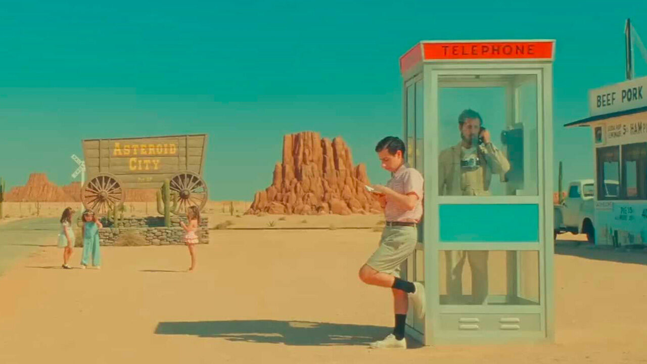 Asteroid City: Fondazione Prada ospita la mostra dedicata al nuovo film di Wes Anderson