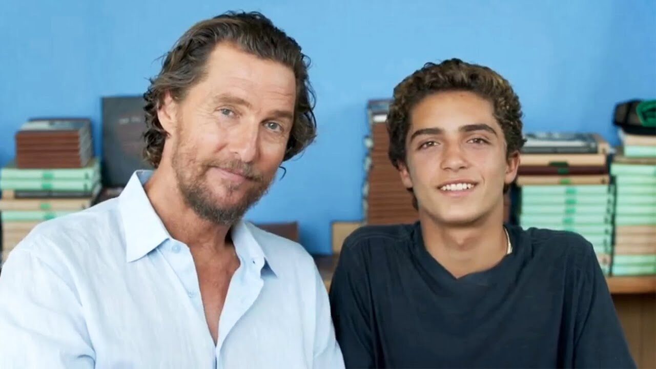 Matthew McConaughey e il figlio Levi in una rara apparizione insieme per un annuncio molto importante [VIDEO]