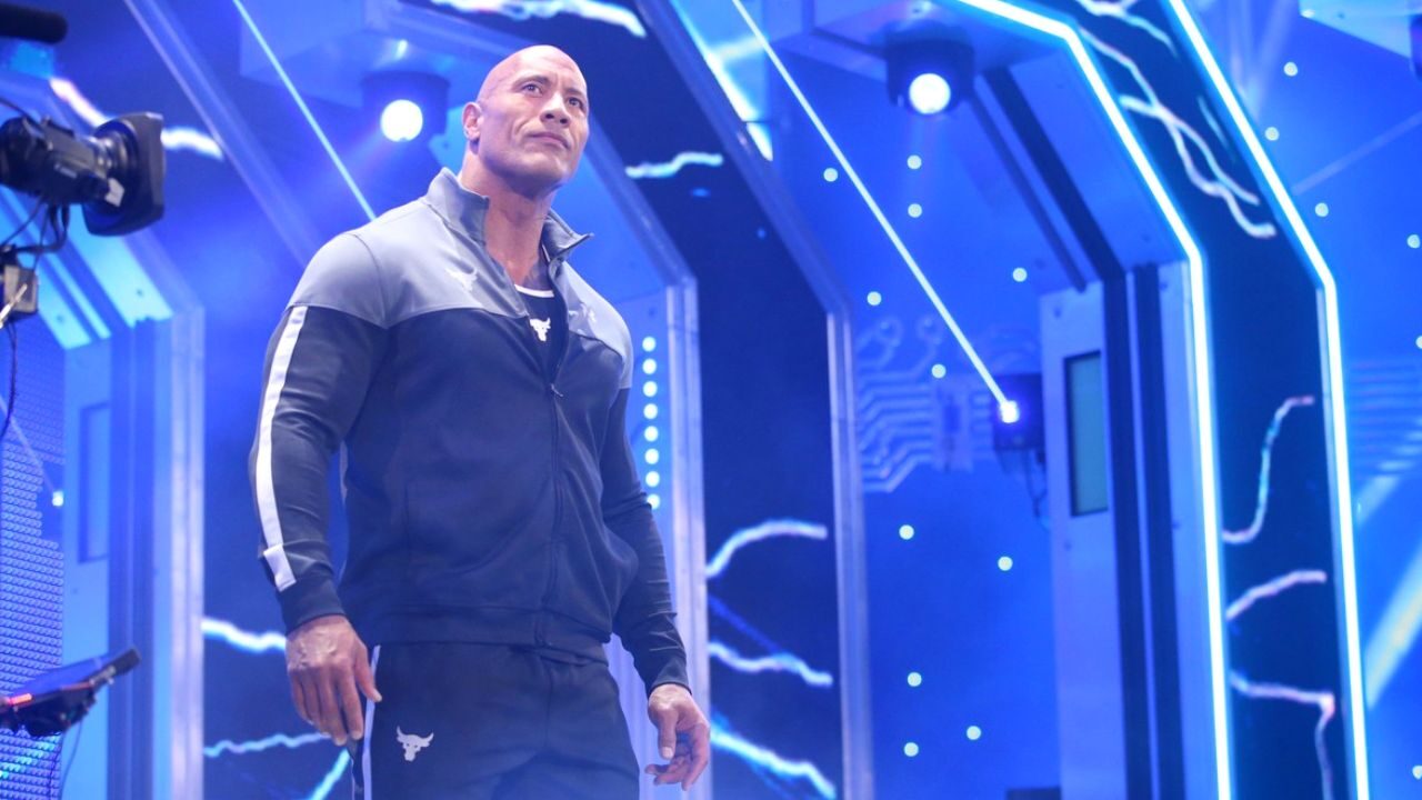 Dwayne Johnson sciocca i fan al WWE e torna a sorpresa al SmackDown