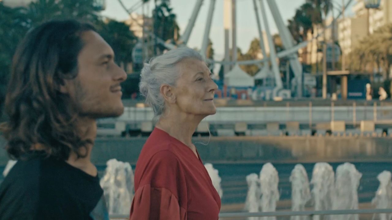 Senza età: recensione del film con Patrizia La Fonte e Jacopo Garfagnoli