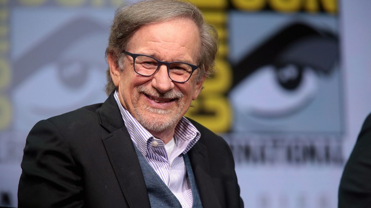 Steven Spielberg in Italia per gustare le prelibatezze nostrane: “mai mangiata una pizza così grande” [FOTO]