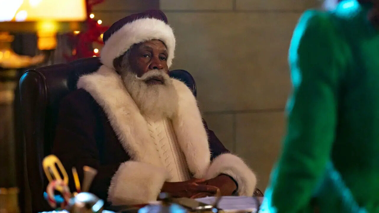 The Naughty Nine: Danny Glover è Babbo Natale nel trailer ufficiale del film