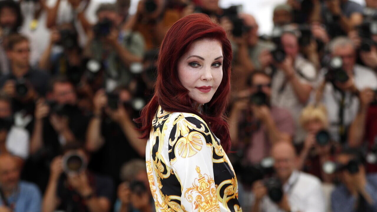 Priscilla, Priscilla Presley in lacrime a Venezia 80: “Elvis amore della mia vita. Difficile guardare un film sulla propria vita”