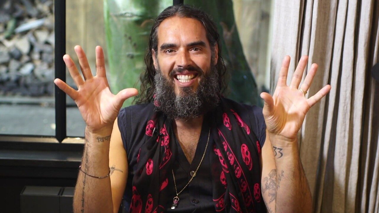 Russell Brand è accusato di abusi sessuali e altri reati: il comico si difende