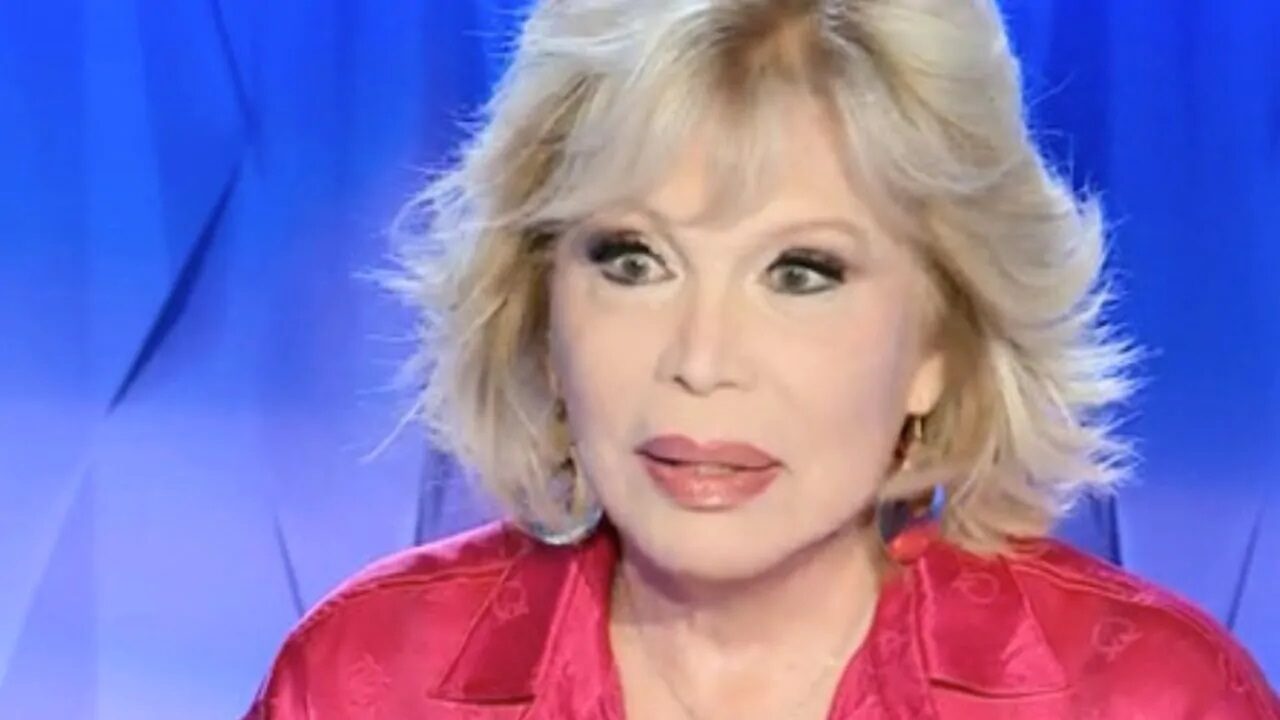 Amanda Lear senza filtri: “mi affascina la morte assistita, il sesso oggi è noioso perché…”