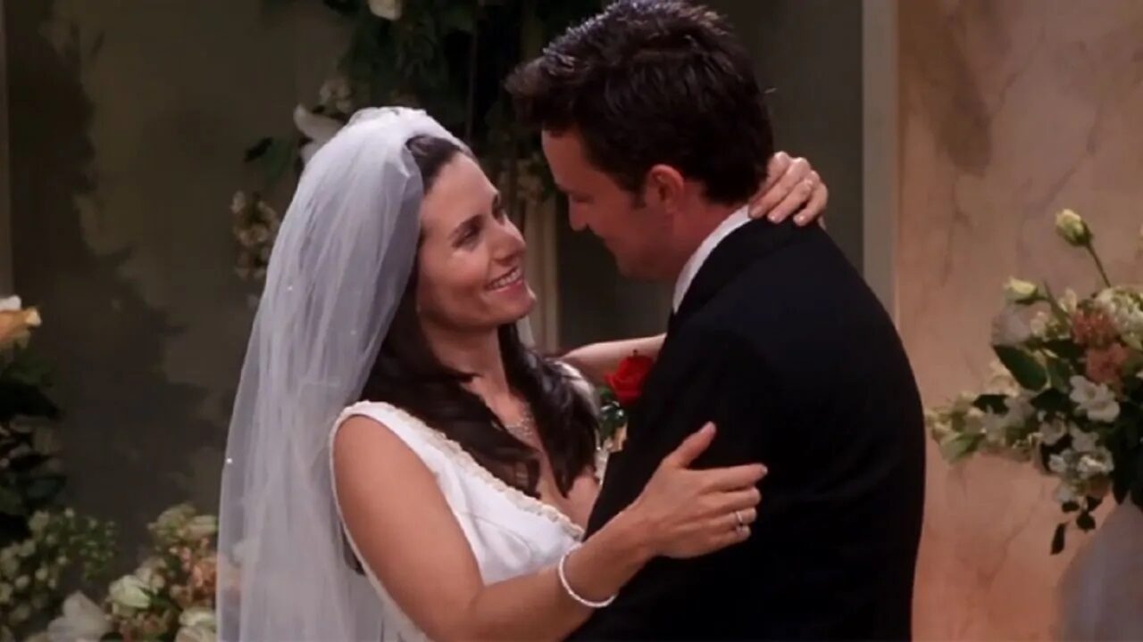 Friends, Matthew Perry non ha voluto che Chandler tradisse Monica: “Imperdonabile per i fan”