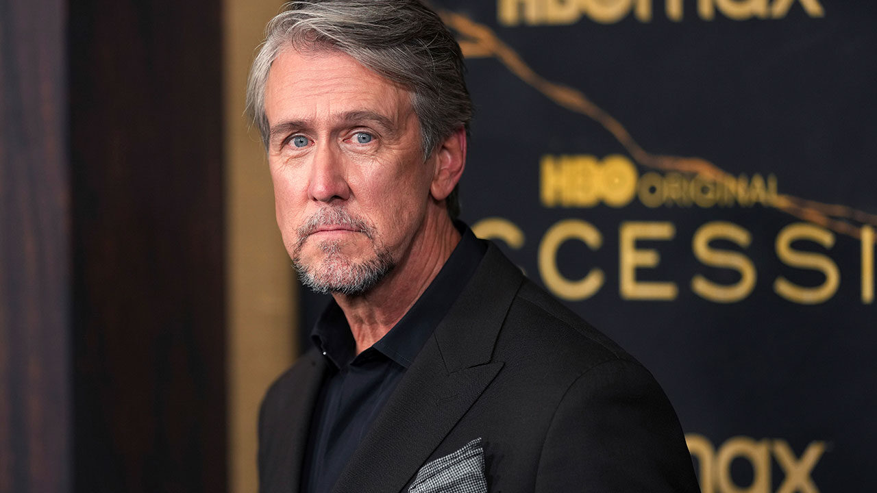 Alan Ruck e lo spettacolare incidente d’auto: l’attore si schianta contro una pizzeria [VIDEO]