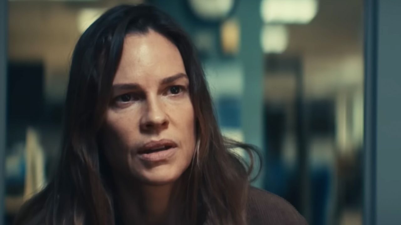 Hilary Swank e le critiche feroci per la maternità a quasi 50 anni: perché la stessa cosa non succede quasi mai ai papà?