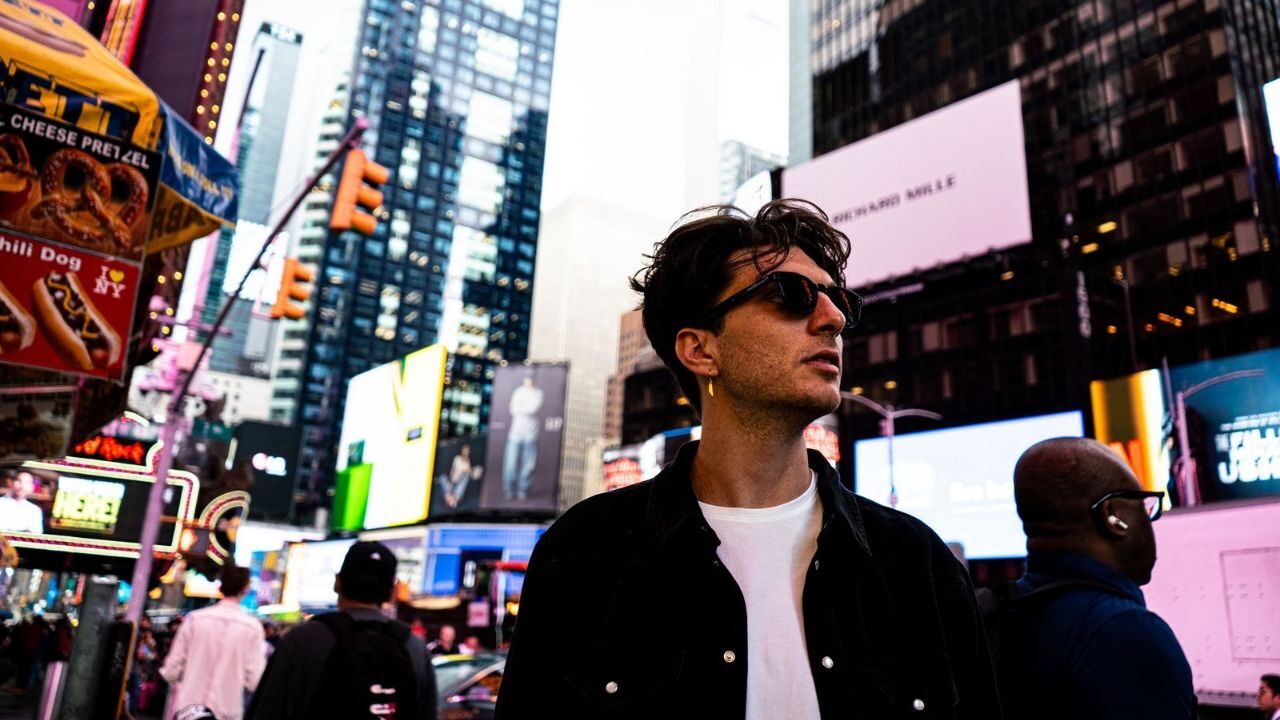 New York solo andata: trama, trailer e cast del docu-film Prime Video per la regia di Davide Ippolito
