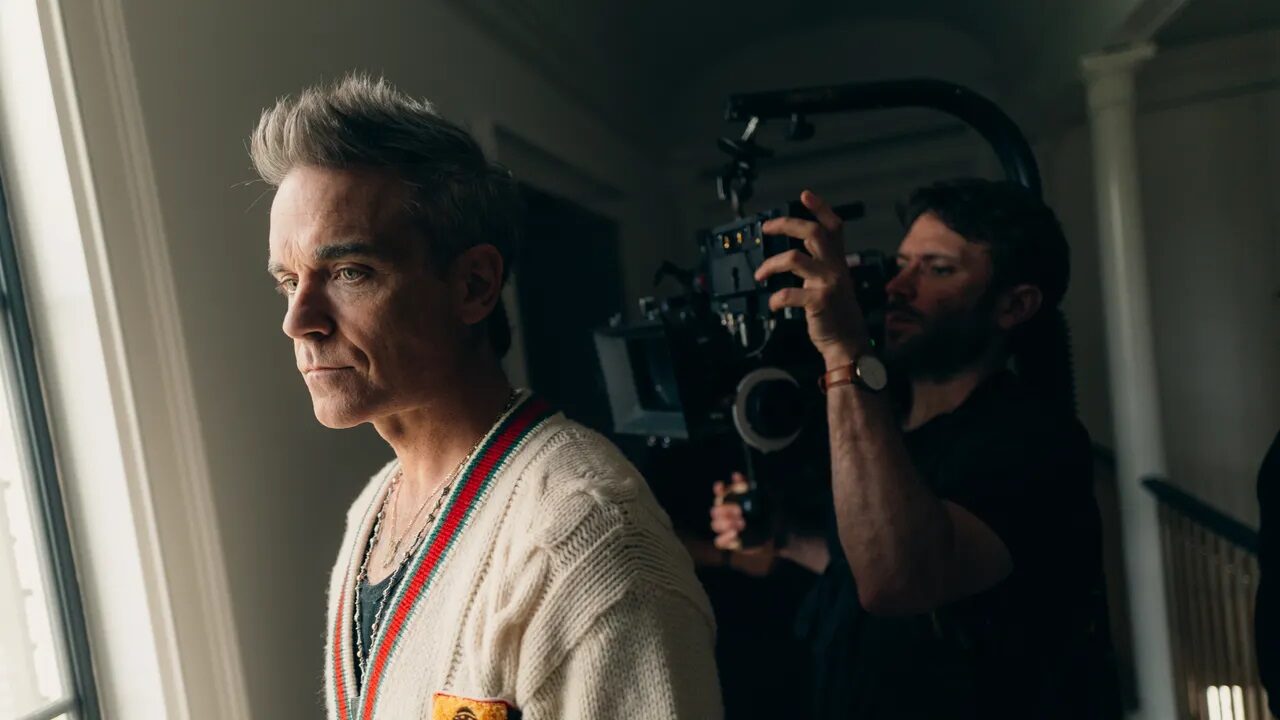 Robbie Williams e la dichiarazione shock della moglie: “noi viaggiamo in prima classe, i figli in economy per non viziarli”