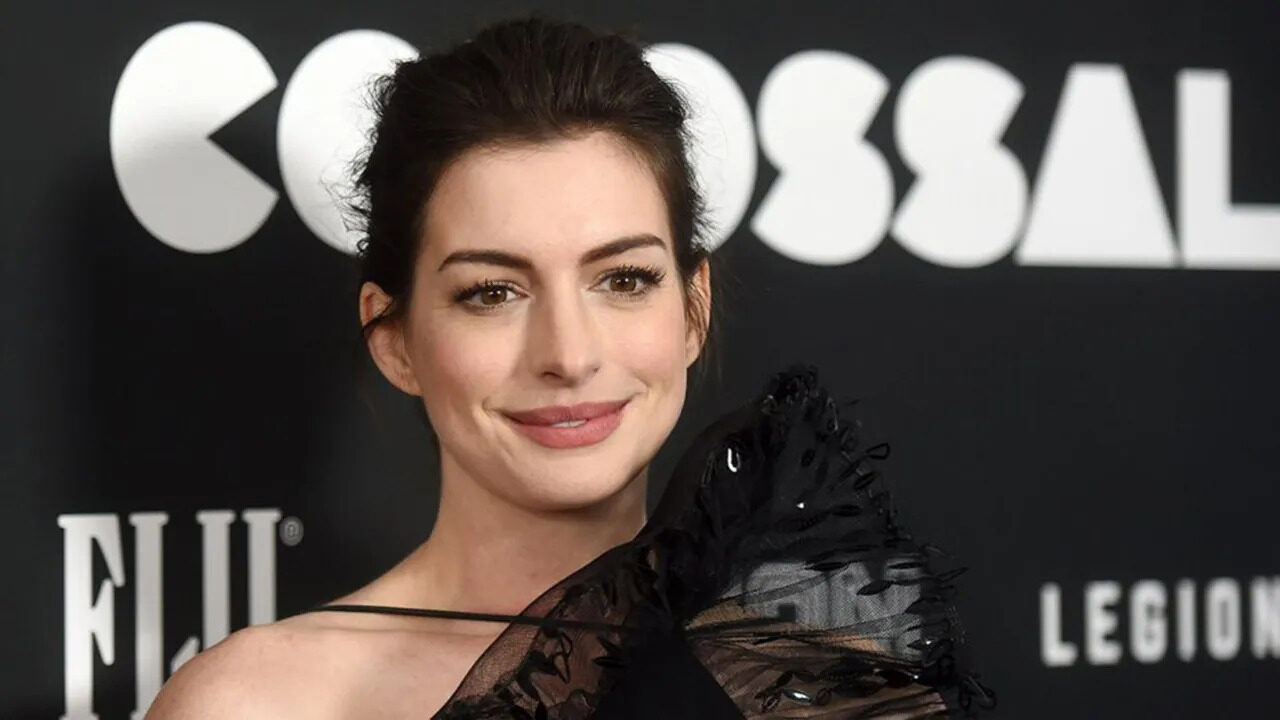 Anne Hathaway e quella falsa profezia sulla sua carriera: “Mi dissero che sarebbe precipitata a 35 anni”