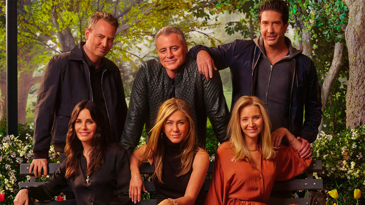 Matthew Perry, svolti i funerali privati dell’attore: presente tutto il cast di Friends