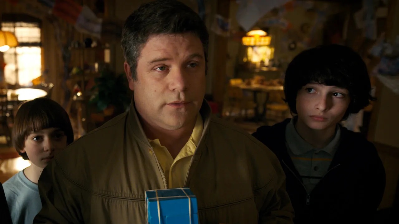 Stranger Things, Sean Astin racconta la morte di Bob: “i fratelli Duffer hanno pianto nel scrivere la scena”