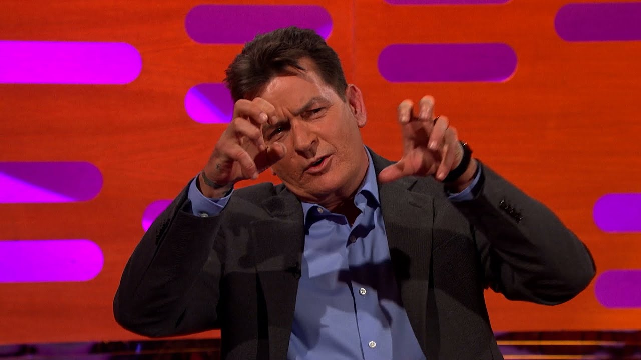 Paura per Charlie Sheen: attaccato in casa sua da una donna