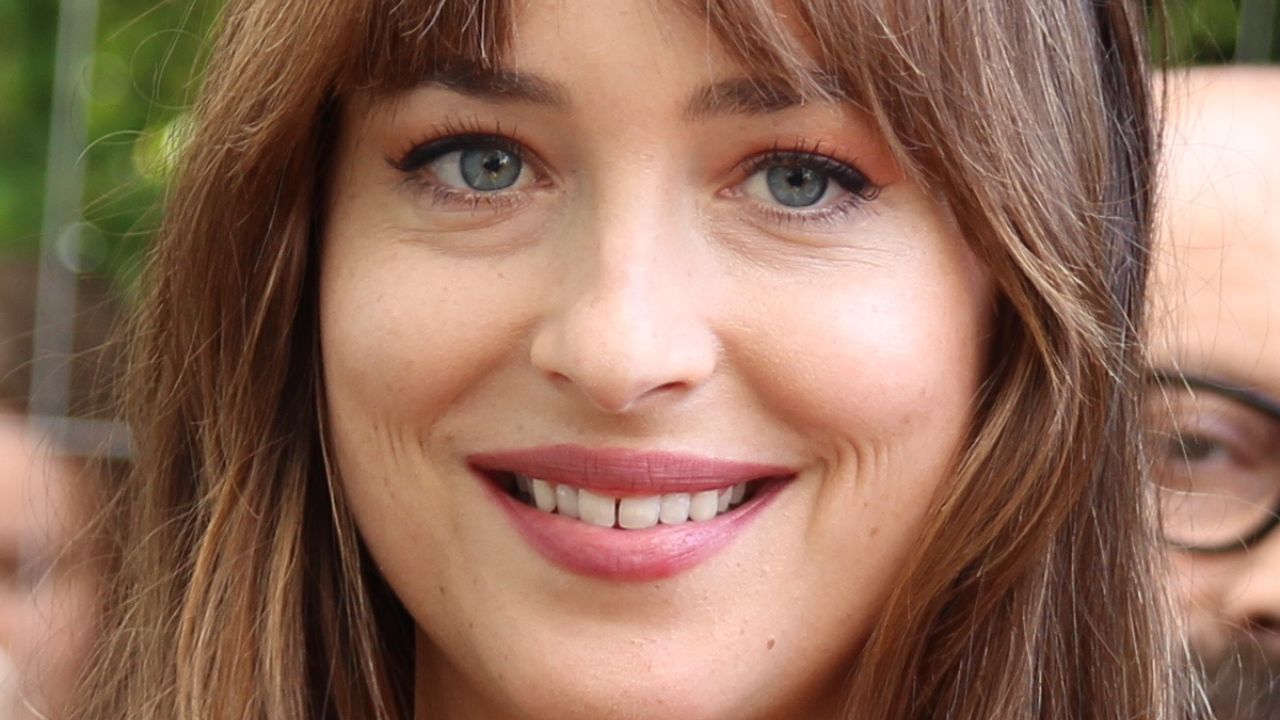 Dakota Johnson ringrazia Chris Martin per averla tirata fuori dalla depressione - Cinematographe.it