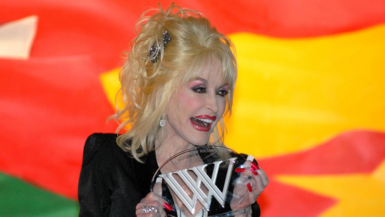Dolly Parton sorprende un fan malato di cancro realizzando uno dei desideri della sua lista: il video è commovente