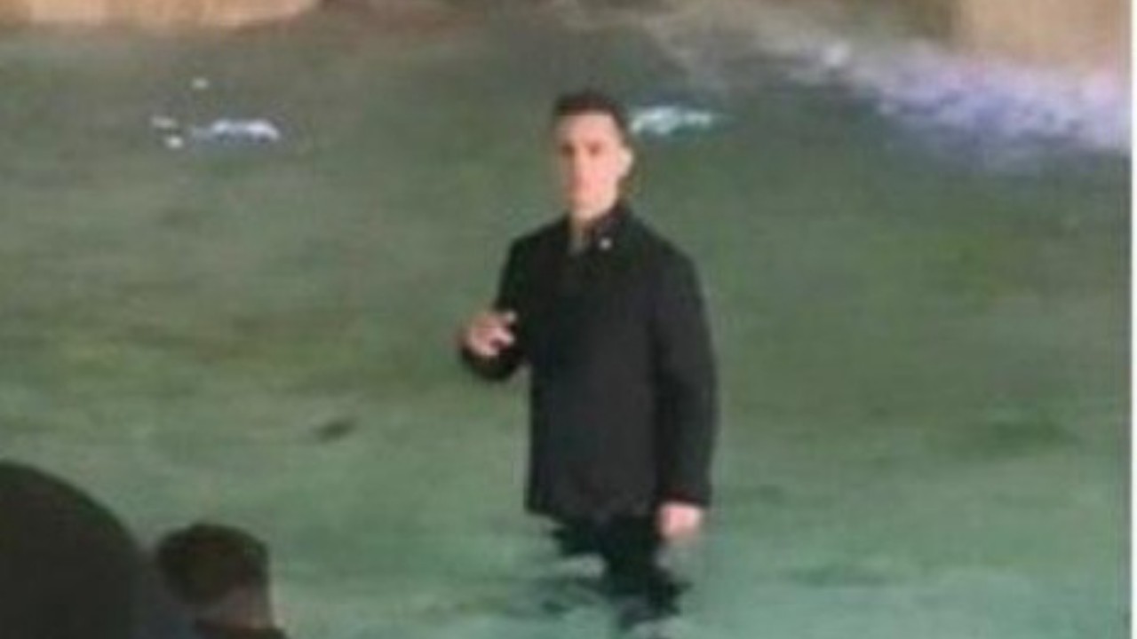 Berlino de La Casa di Carta fa il bagno nella Fontana di Trevi [VIDEO]