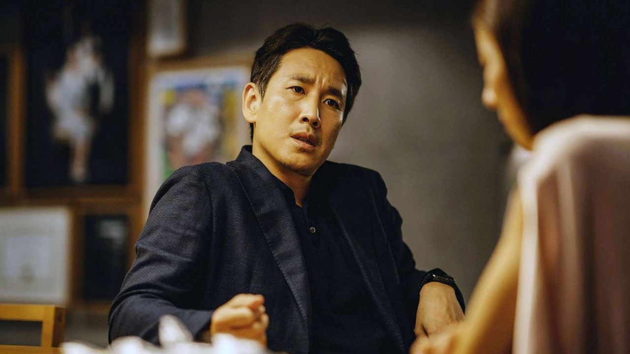 Lee Sun-kyun e l’inizio delle indagini per droga: l’attore chiese pubblicamente scusa ai fan fuori dal commissariato [VIDEO]