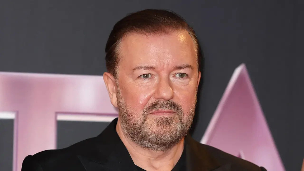 Ricky Gervais e la petizione contro il suo nuovo show: “Tanti auguri, la condividerò anche io”