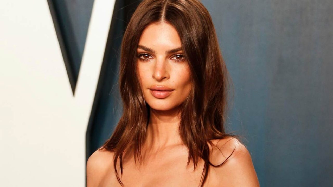 Emily Ratajkowski con la maglia dell’Inter nel videoclip del nuovo singolo di Travis Scott: tifosi scatenati! [VIDEO]