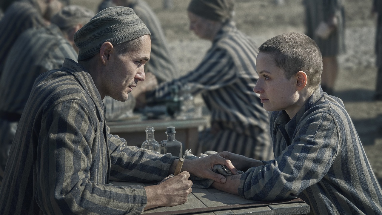 Il Tatuatore di Auschwitz: le prime immagini della nuova serie Sky Original