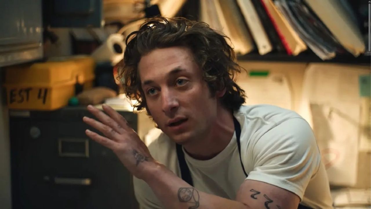 Jeremy Allen seminudo e super sexy sui tetti di New York fa impazzire il web! [FOTO]