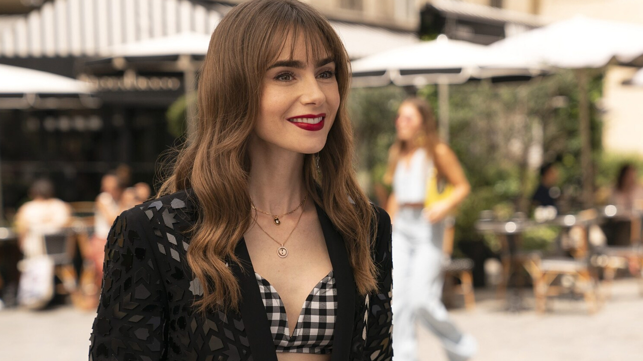 Lily Collins torna nei panni di Emily in Paris in un nuovo video promozionale