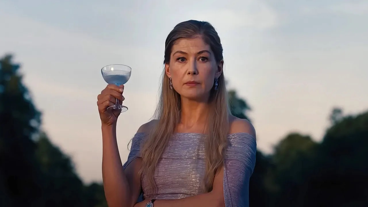 Rosamund Pike e quella candela “profumata” diventata virale ai Golden Globes: la reazione dell’attrice è epica! [VIDEO]