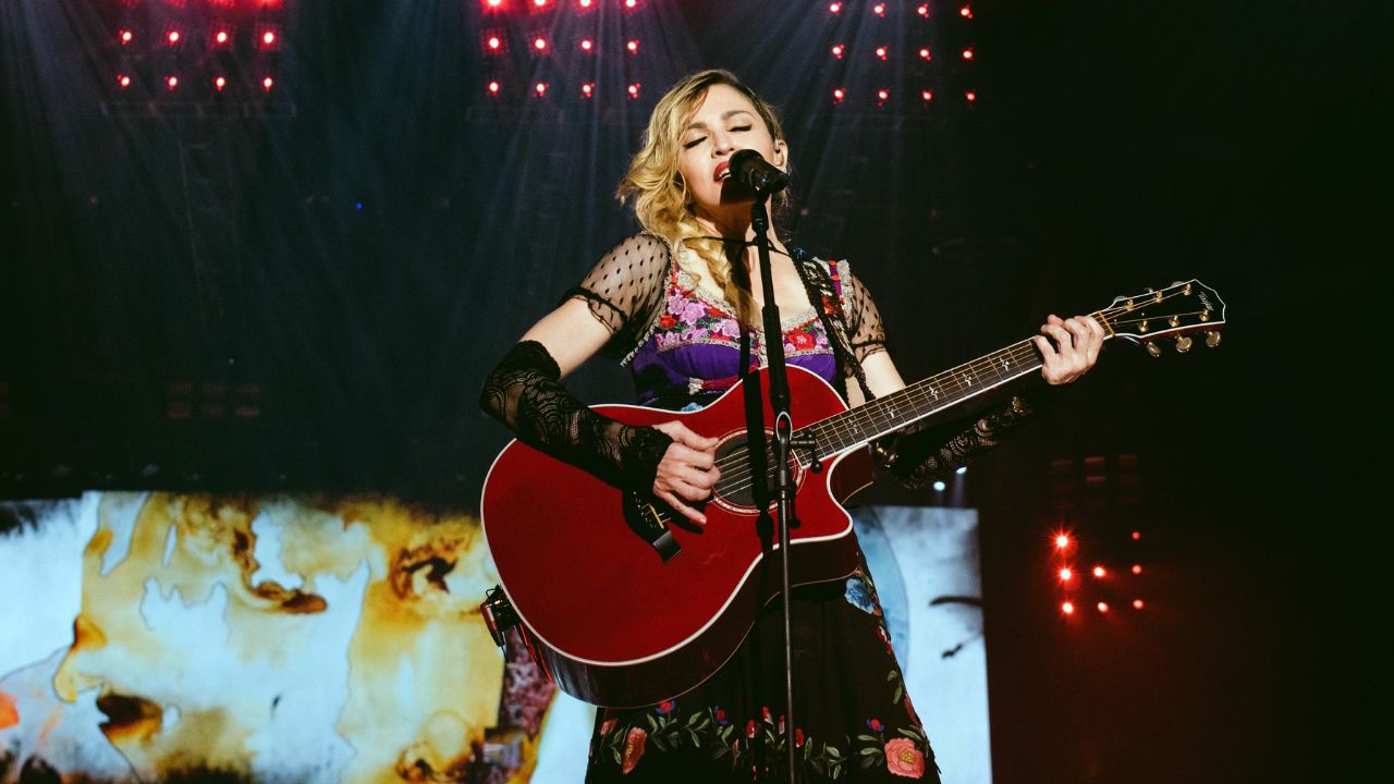 Madonna rivela perché il concerto di Brooklyn è iniziato in ritardo e prova a placare i fan