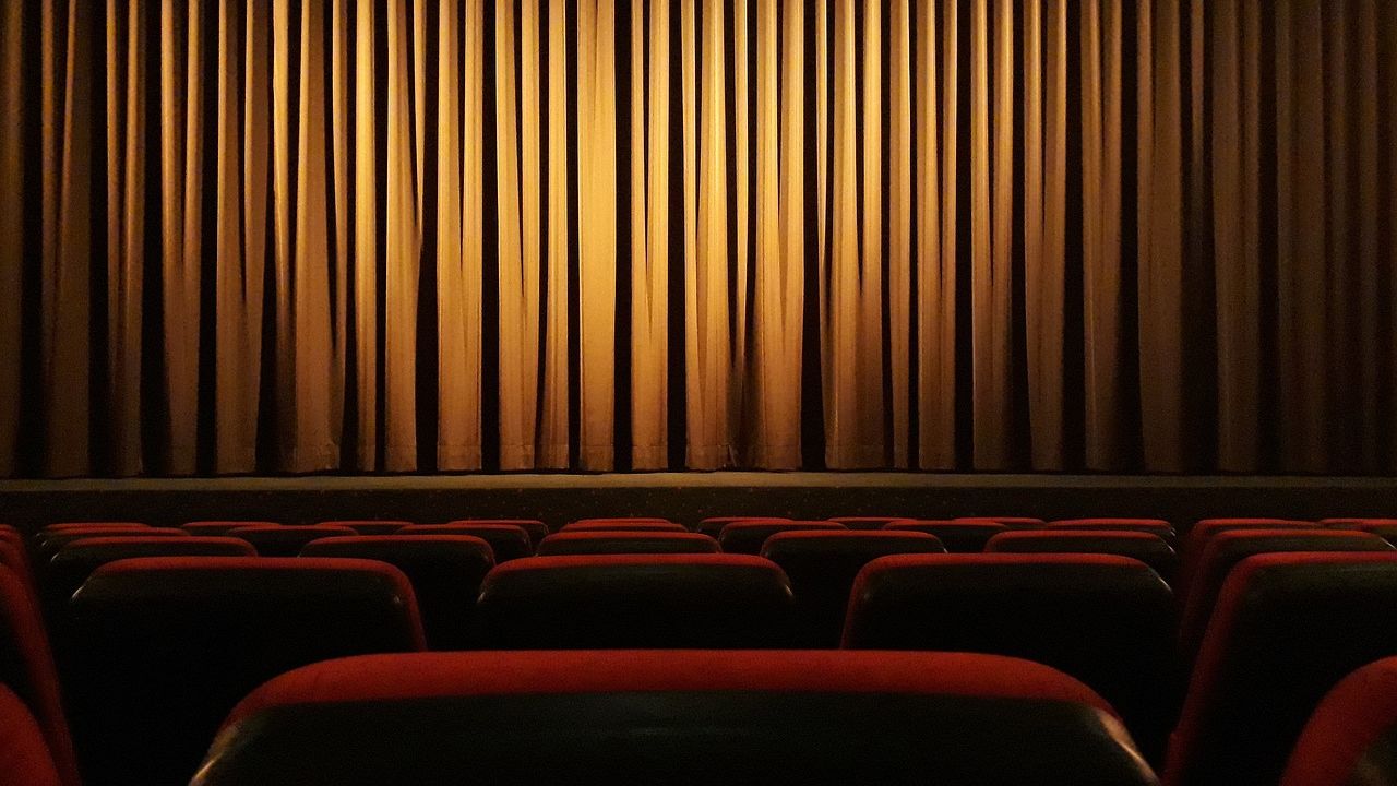Mamma porta al cinema neonato di 40 giorni e denuncia un fatto shock: “ho dovuto pagare due biglietti interi”