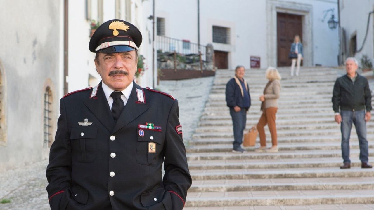 Nino Frassica nei guai per le disperate ricerche del suo gatto Hiro: l’attore indagato per stalking e diffamazione