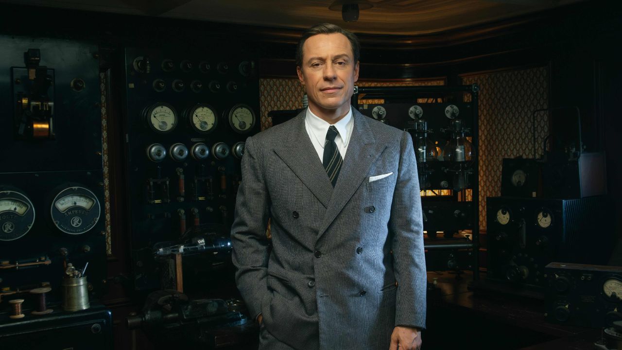 Stefano Accorsi è Guglielmo Marconi nella prima immagine della serie TV