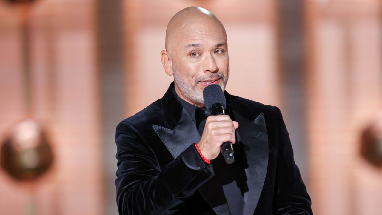 Golden Globes 2024, il conduttore Jo Koy risponde alle critiche sulle battute su Taylor Swift e Barbie