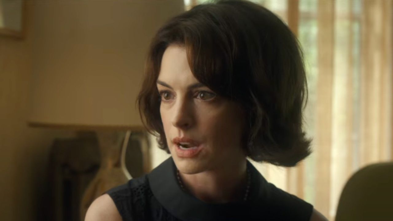 Anne Hathaway e quel sensualissimo look rosso fuoco che ha ricordato qualcosa ai fan… [FOTO]