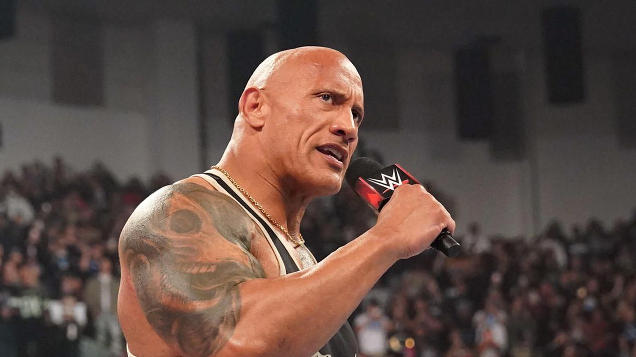 Dwayne Johnson e Roman Reigns si guardano malissimo: cosa sta succedendo? [VIDEO]