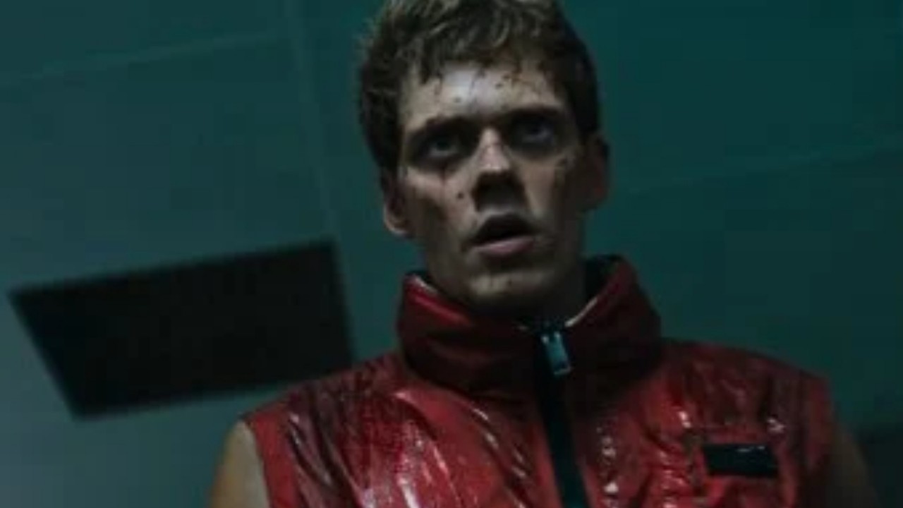 Boy Kills World: il trailer mostra le prime immagini di Bill Skarsgård nel terrificante ruolo!