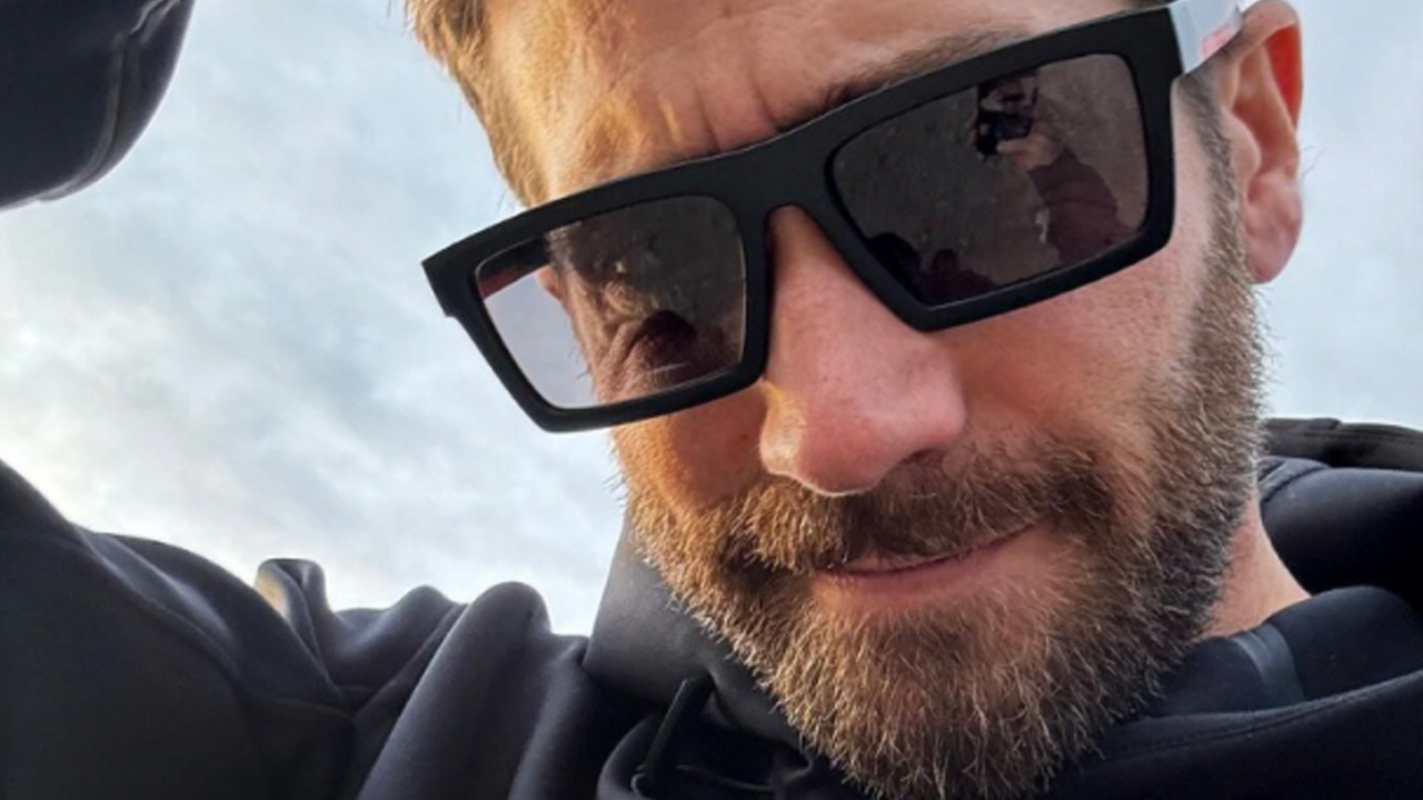 Jake Gyllenhaal: cosa ci fa l’attore in Sardegna? L’indizio social scatena la curiosità dei fan [FOTO]